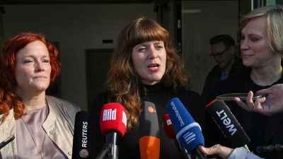 Die Parteivorsitzenden Bettina König (SPD, l-r), Kerstin Wolter (Die Linke) und Nina Stahr (Bündnis 90/Die Grünen) haben gemeinsam mit anderen Vertretern ihrer Parteien über Antisemitismus beraten.  (Foto: Soeren Stache/dpa)