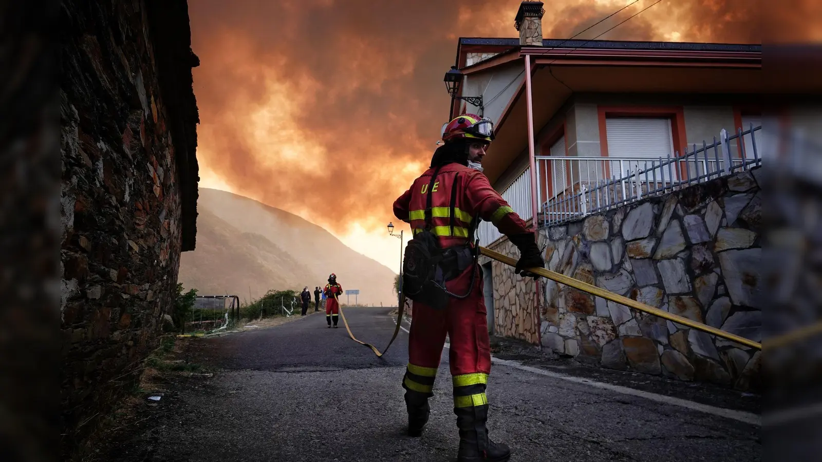 Während sich die Lage bei den Waldbränden in Spanien insgesamt leicht zu entspannen beginnt, wüten vor allem in Kastilien und León sowie in Galicien noch immer gefährliche Feuer. (Foto: Xuan Cueto/EUROPA PRESS/dpa)