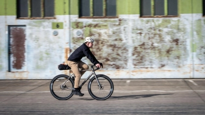 Sicherheit geht vor: Nach längerer Standzeit sollte man sein Fahrrad vor der ersten Tour auf Schäden untersuchen. (Foto: Zacharie Scheurer/dpa-tmn)