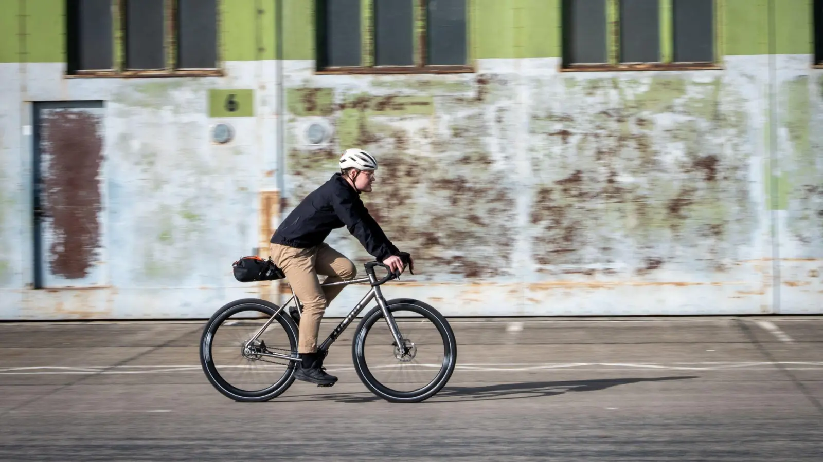 Sicherheit geht vor: Nach längerer Standzeit sollte man sein Fahrrad vor der ersten Tour auf Schäden untersuchen. (Foto: Zacharie Scheurer/dpa-tmn)