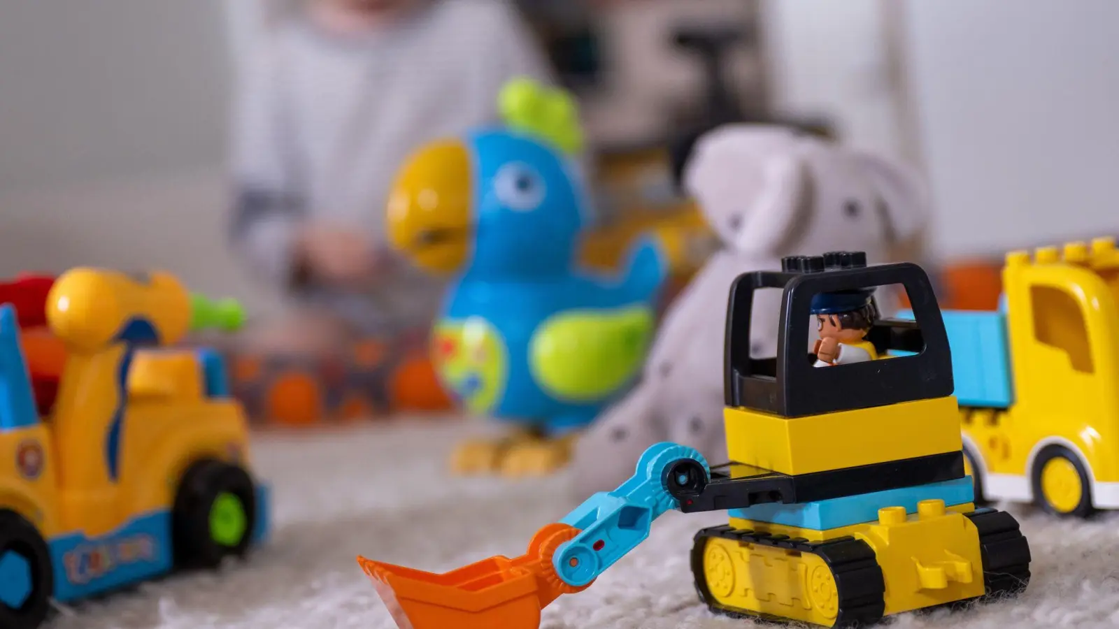 Geprüft und ungefährlich: Wer Spielzeug im Direktvertrieb oder beim Fachhändler kauft, ist in der Regel auf der sicheren Seite. (Foto: Monika Skolimowska/dpa/dpa-tmn)