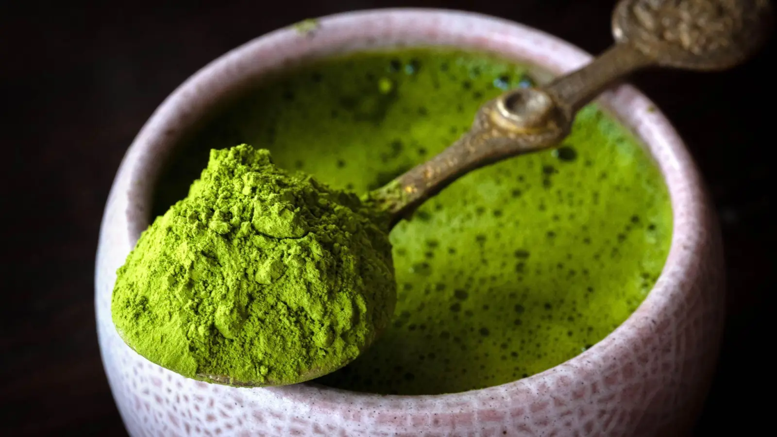 Grüne Vielfalt im Trend: Getränke auf Matchabasis erobern die Regale, doch Herkunft und Verarbeitung sind nicht immer klar.  (Foto: Sina Schuldt/dpa/dpa-tmn)