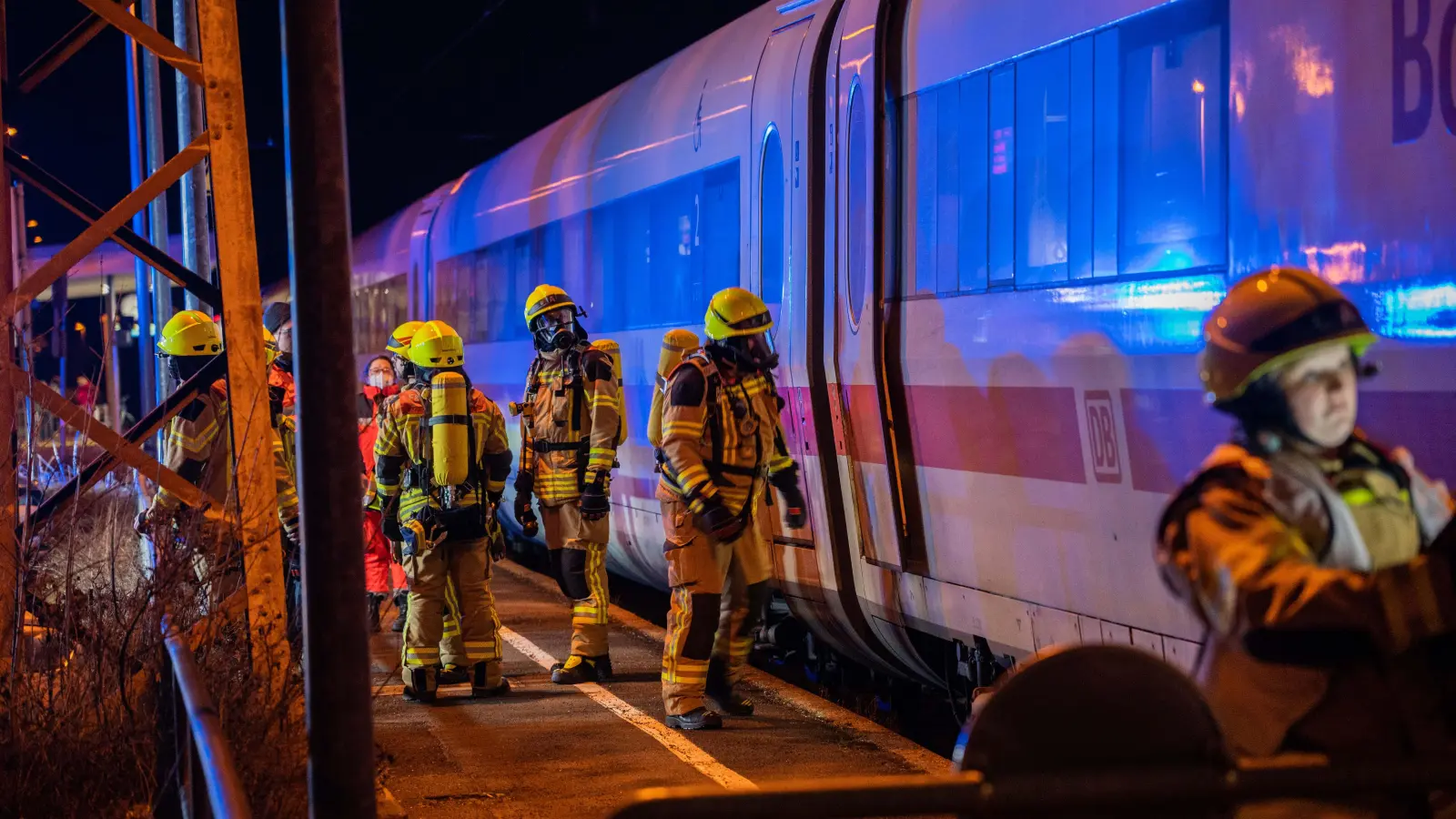 Zahlreiche Feuerwehren aus dem Umkreis wurden zum Bahnhof Neustadt/Aisch gerufen. (Foto: Johann Schmidt)
