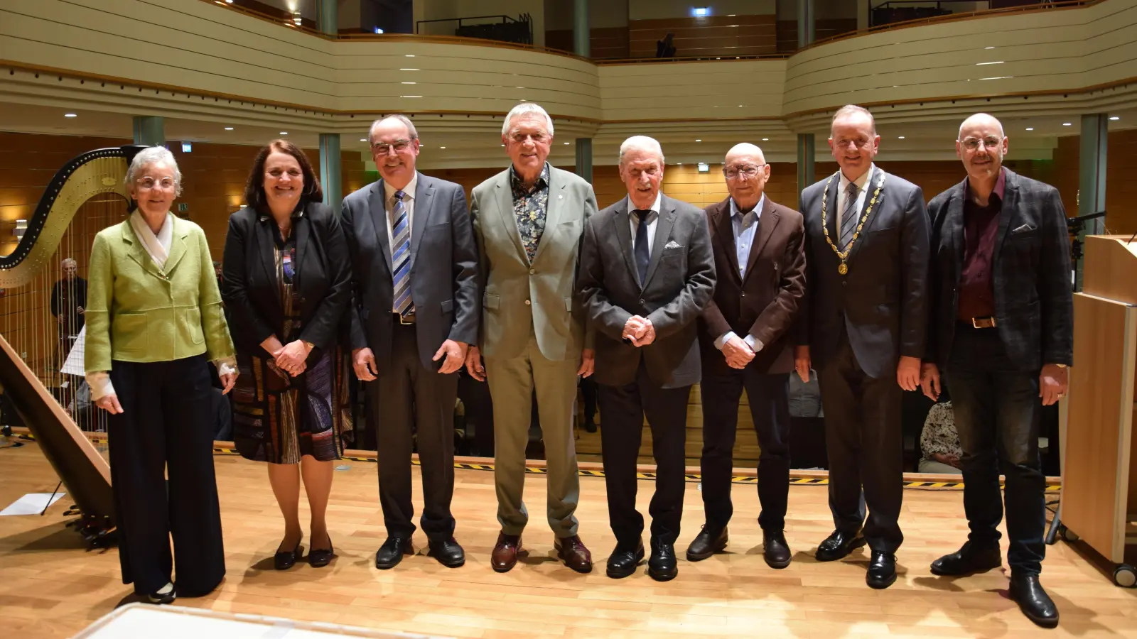 Trafen sich auf der Bühne für ein gemeinsames Foto (von links): Elisabeth Meisel, Bettina Baumann, Alexander Biernoth, Otto Schaudig, Ingo Hayduk, Heribert Schmidt, Oberbürgermeister Thomas Deffner und Hans-Jürgen Eff. (Foto: Florian Schwab)