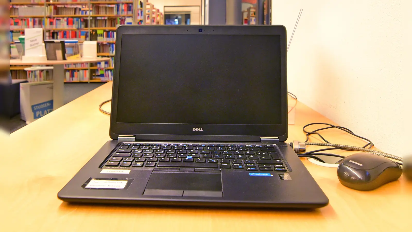 Schwarze Bildschirme in der Bibliothek: Der Hackerangriff auf die Hochschule Ansbach hatte sichtbare Folgen. (Foto: Sarina Schwinn)