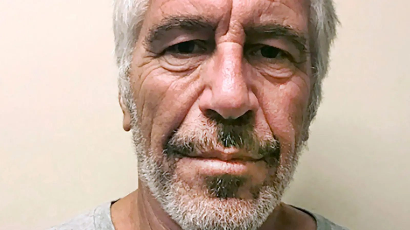 Epstein beging 2019 mit 66 Jahren in seiner Gefängniszelle offiziellen Angaben zufolge Suizid. (Archivbild) (Foto: ---/AP/dpa)