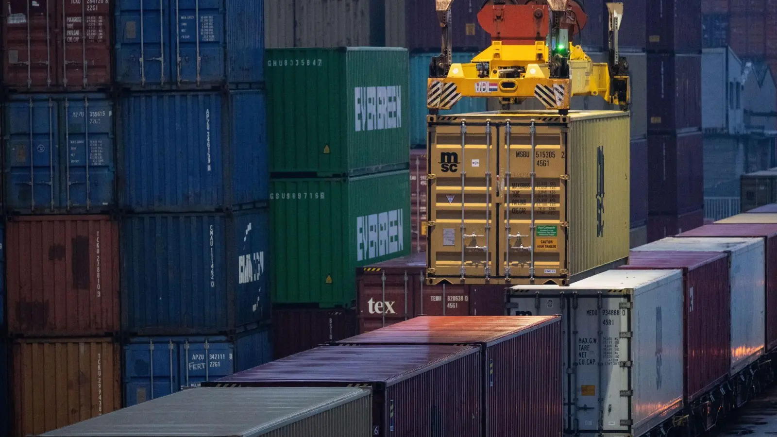 Der Export ist die Hoffnung der deutschen Wirtschaft. (Symbolbild) (Foto: Marijan Murat/dpa)