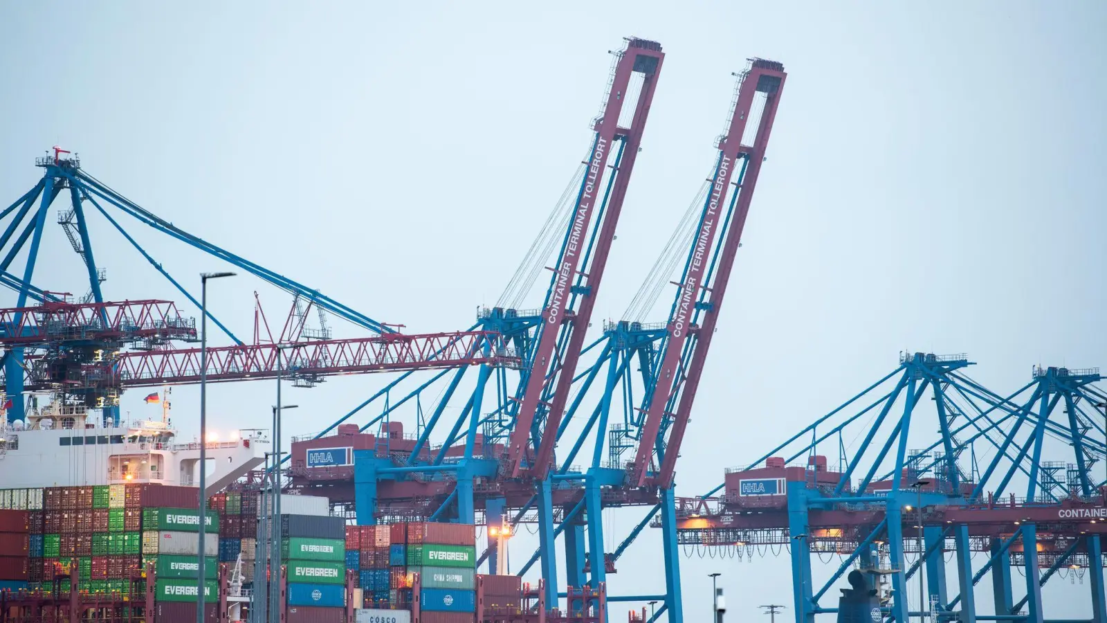 Hamburger Hafen: Der Standort Deutschland steht in der Kritik. (Archivbild) (Foto: Daniel Bockwoldt/dpa)
