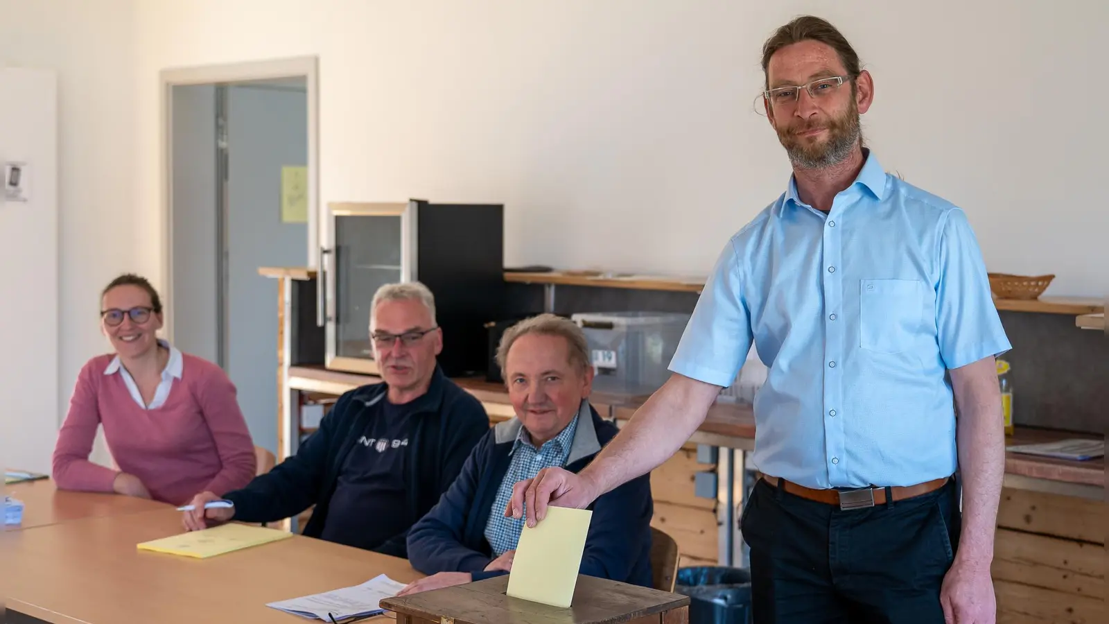 Unter den Augen der Wahlhelfer warf Herausforderer Rainer Bullmer seinen Stimmzettel in die Urne. (Foto: Mirko Fryska)
