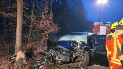 Der Aufprall an einem Baum an der Staatsstraße zwischen Frankfurt und Markt Taschendorf endete für den 64-jährigen Fahrer dieses Autos tödlich. (Foto: Feuerwehr Scheinfeld)