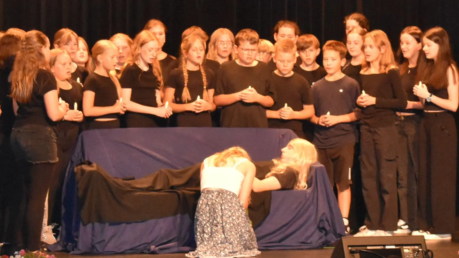 Mit einigen Szenen aus ihrem Musical „Himmelblau und Rabenschwarz” machte der Chor der Dietrich-Bonhoeffer-Realschule Lust, mehr von dieser Rock-Theater-Revue zu sehen, die im neuen Schuljahr im Rahmen des Schuljubiläums präsentiert wird. (Foto: Ute Niephaus)