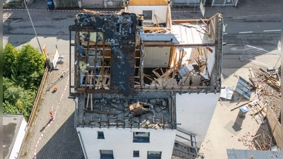Wird bei einem Sturm die Immobilie stark beschädigt, springt die Wohngebäudeversicherung ein. (Foto: Boris Roessler/dpa/dpa-tmn)