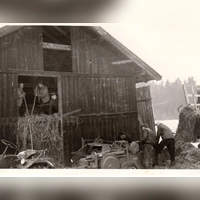 Mitten im Winter wurde Heu aus den Hütten im Inntal gepresst und dann mit dem Zug in den Landkreis Ansbach transportiert, um die Futternot zu lindern. (Foto: Fritz Arnold)
