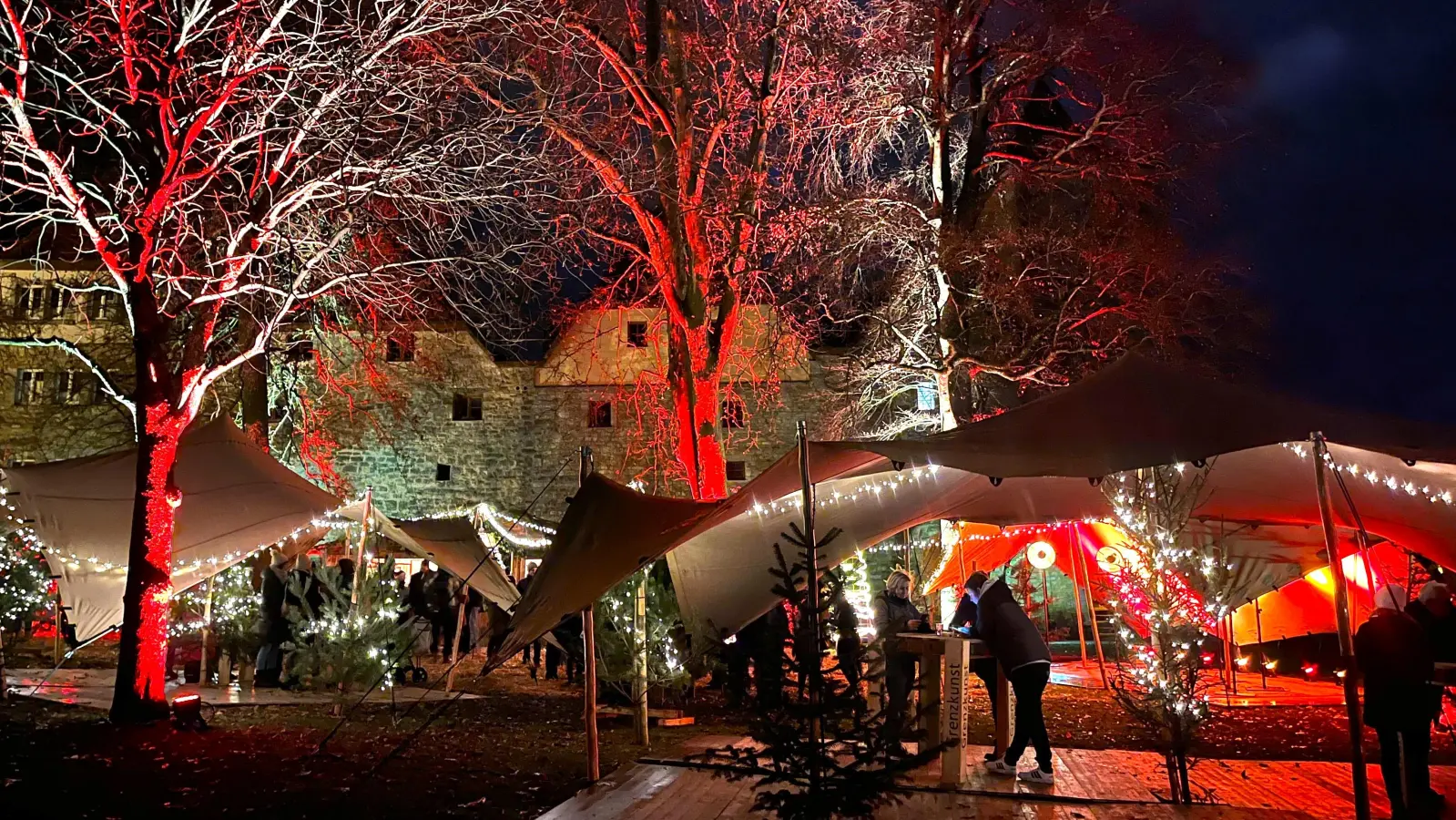 Im vergangenen Jahr verzierten Lichterketten und bunt angestrahlte Bäume den Burggarten beim Winterglühen.  (Archivbild: Christine Schweizer)