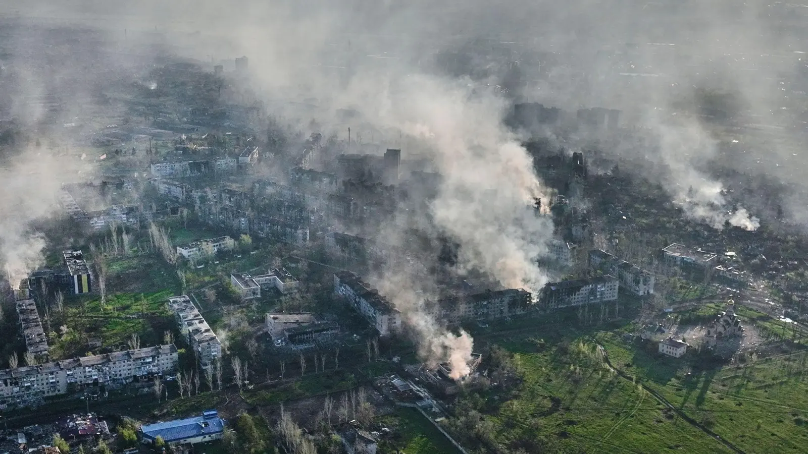 Rauch steigt aus beschossenen Gebäuden in Bachmut in der Region Donezk auf. (Foto: Libkos/AP/dpa)