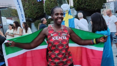 Geschafft: Purity Jenninger nach knapp 36 Stunden im Ziel, als erste Läuferin aus Kenia. (Foto: Ralf Simon)