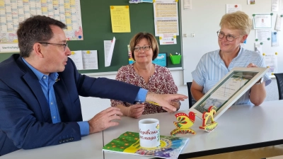 Uffenheims Bürgermeister Wolfgang Lampe überreicht die Dankgeschenke aus dem ukrainischen Jaworiw an Ursula Düll und Ute Zimmer (von links) von der Emskirchener Grund- und Mittelschule. (Foto: Rainer Weiskirchen)