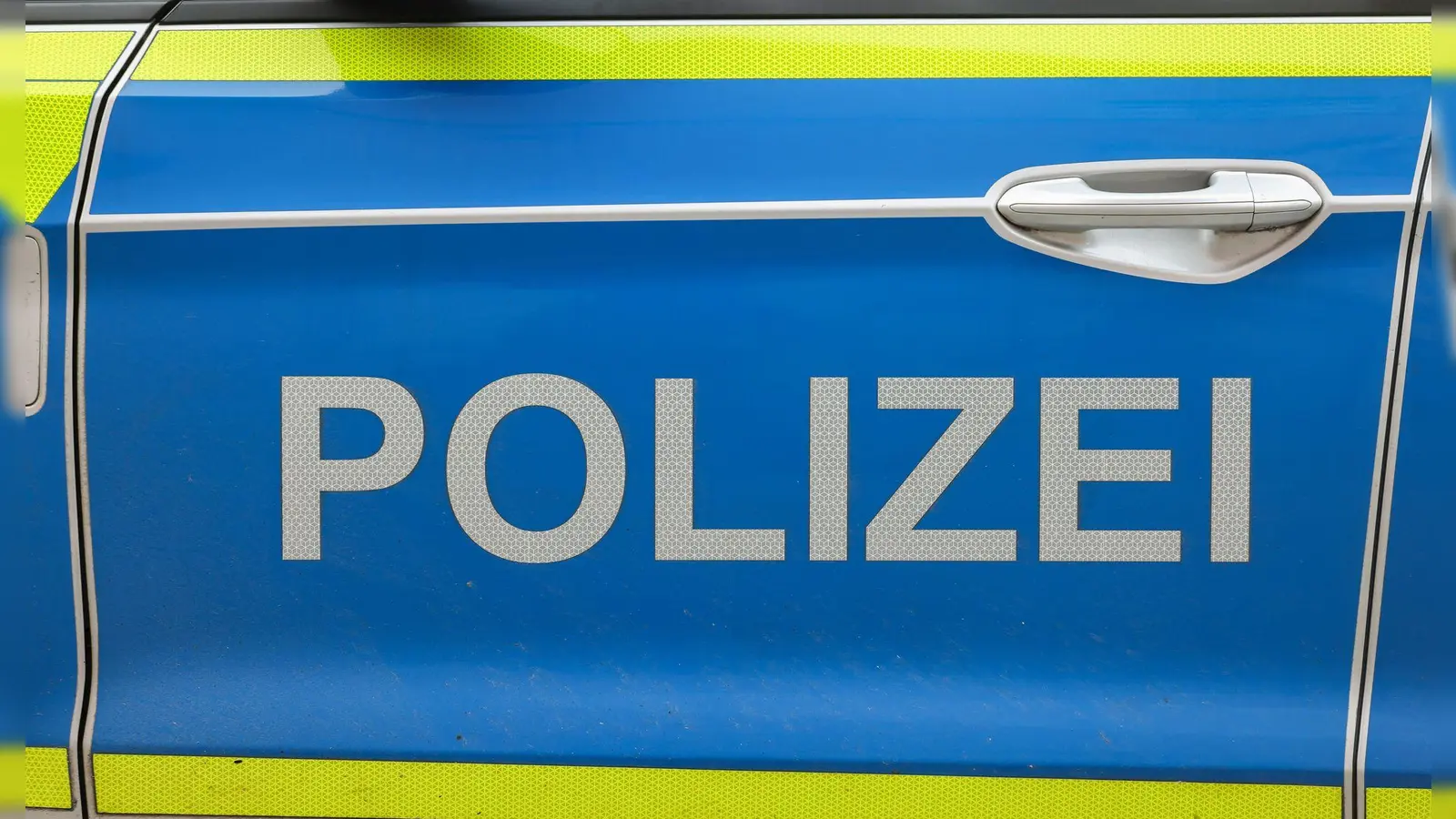 Polizeieinsatz nach einer Auseinandersetzung in einer Pension – ein Beamter wurde leicht verletzt. (Symbolbild) (Foto: Jan Woitas/dpa)