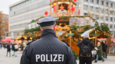 Ein Polizist steht an der Weihnachtspyramide am Kröpcke in Hannover. In Niedersachsen ist ein 20-Jähriger festgenommen worden, der einen Terroranschlag in der Weihnachtszeit geplant haben soll. (Foto: Julian Stratenschulte/dpa)