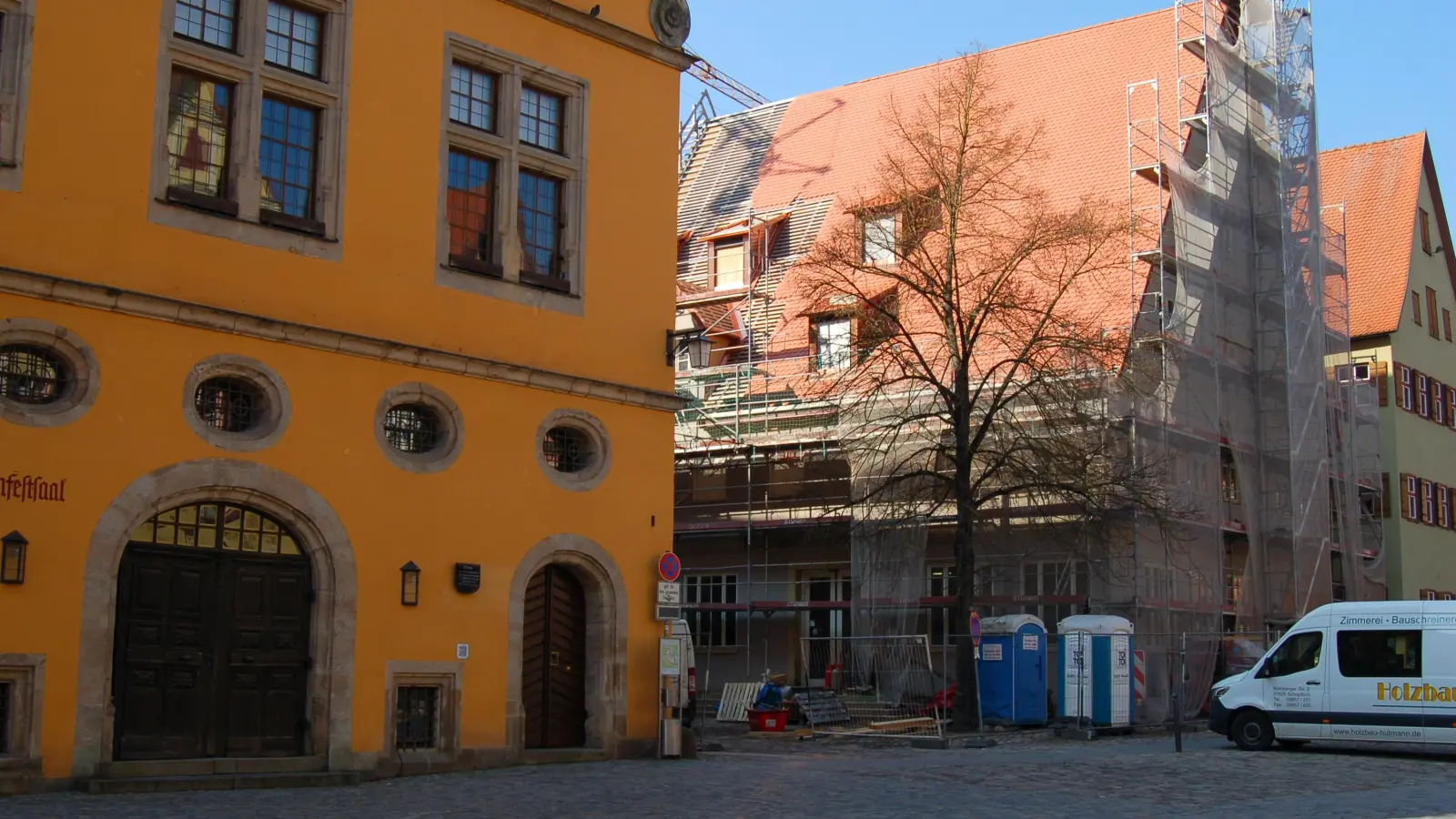 Seit längerer Zeit wird die ehemalige Sparkasse in der Dinkelsbühler Altstadt zum Hotel umgebaut. Die Stadt will in diesem Zusammenhang die öffentliche Fläche zwischen dem Gebäude und der Schranne (links im Bild) neu gestalten. (Foto: Markus Weinzierl)
