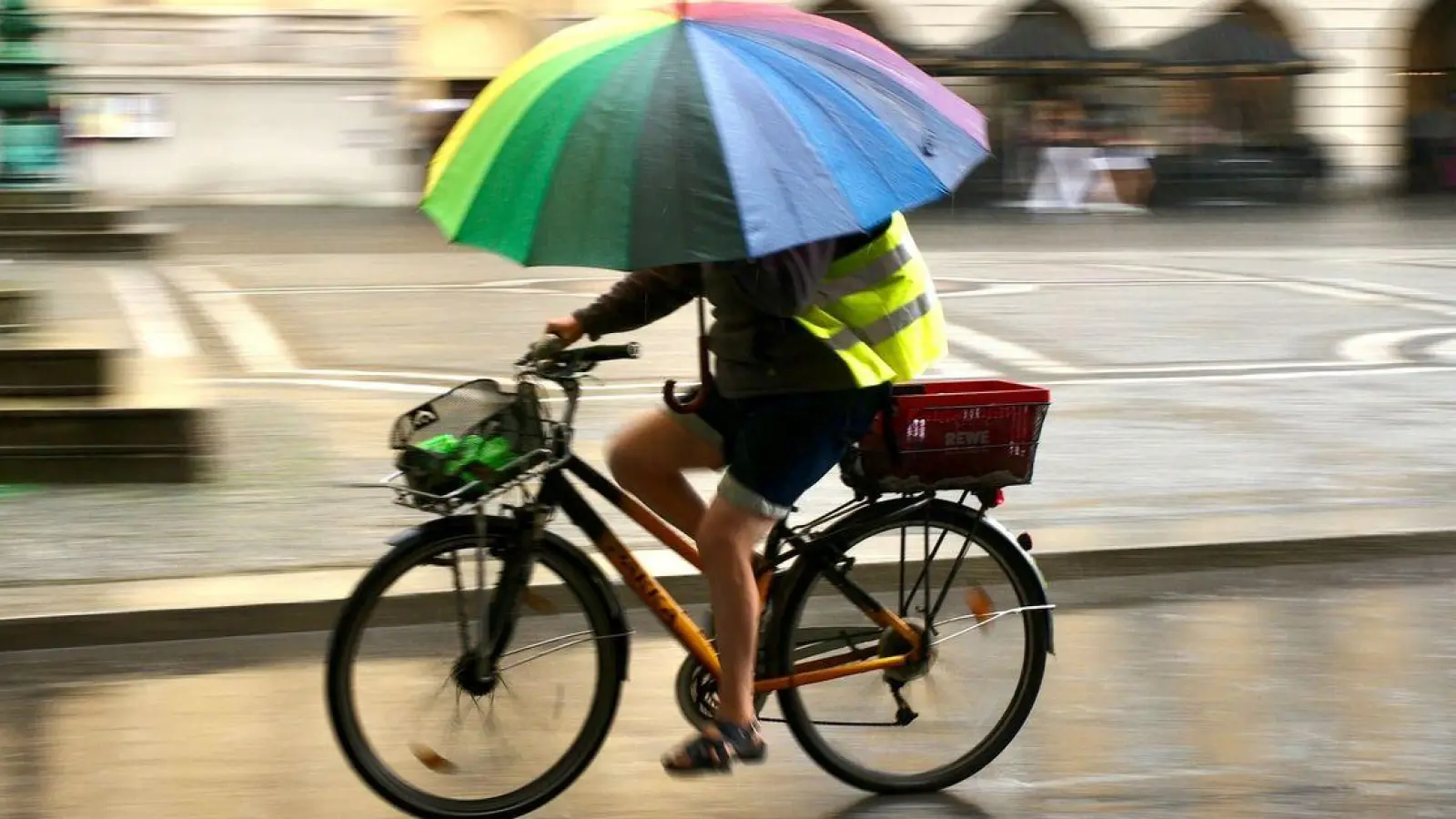 Wer nicht nass werden will, sollte etwas gegen den Regen dabeihaben.  (Foto: Peter Kneffel/dpa)