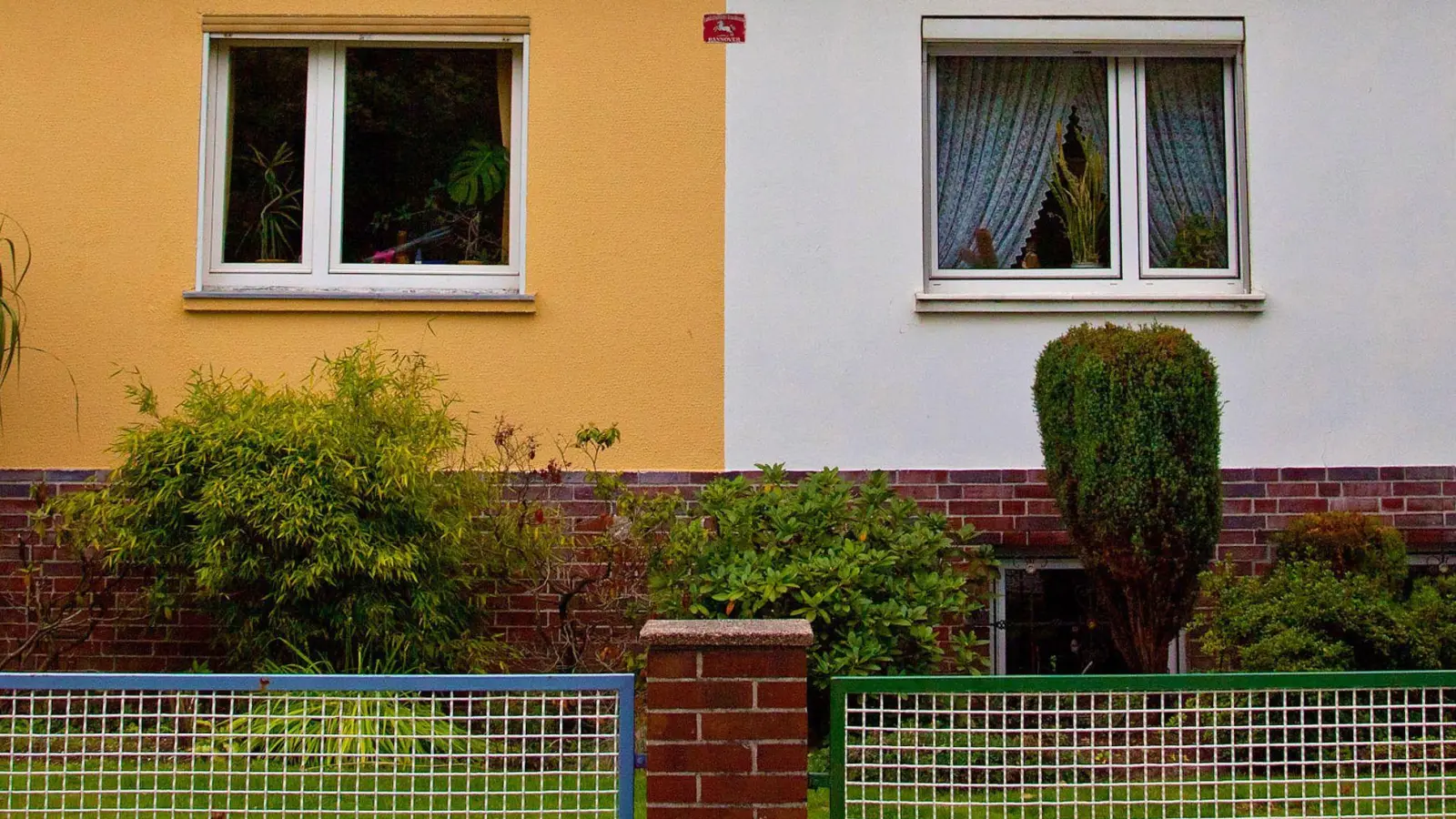 Aus eins mach zwei: Wer vorausschauend baut, kann sein Haus später leichter teilen und etwa zur Miete anbieten. (Foto: Kai Remmers/dpa Themendienst/dpa)