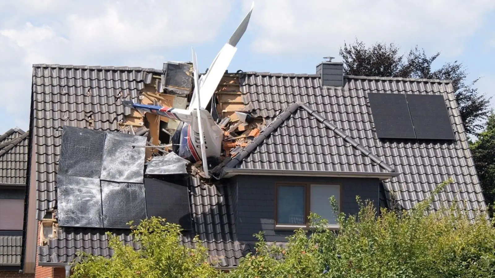 Das Flugzeug stürzte am Samstag in ein Wohnhaus. (Foto: Jörn Hüneke/dpa)