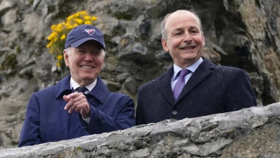 US-Präsident Joe Biden (l) und Micheal Martin, stellvertretender Premierminister von Irland, am Carlingford Castle. (Foto: Brian Lawless/PA Wire/dpa)