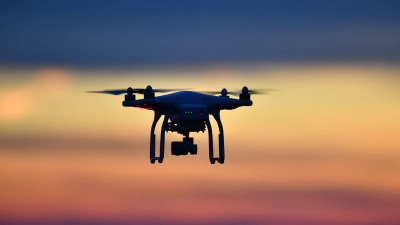 Mit Hilfe der Drohne fanden die Einsatzkräfte die gestürzte Seniorin. (Symbolbild) (Foto: Felix Kästle/dpa)