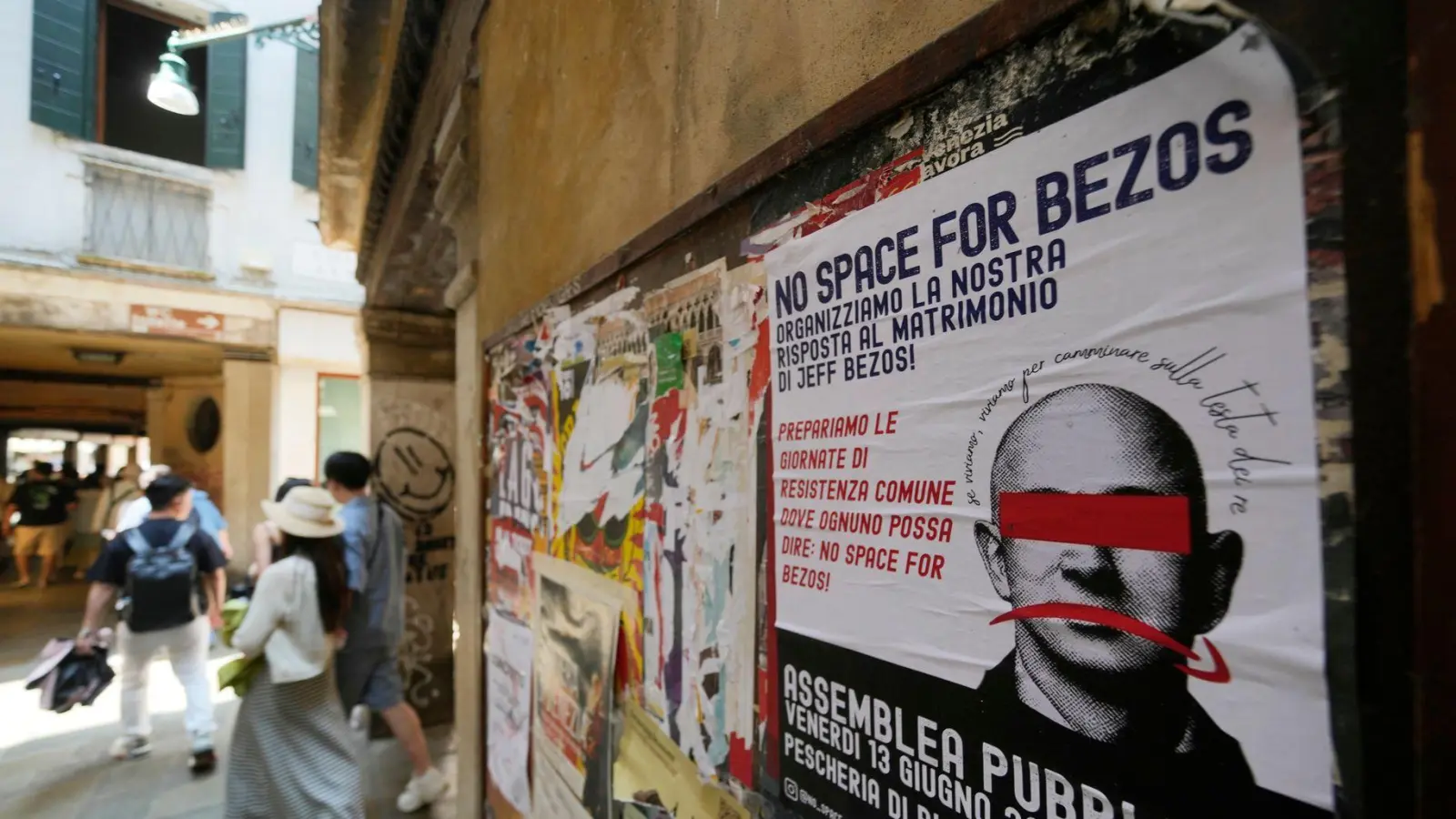 Gegen die Hochzeit von Amazon-Gründer Jeff Bezos und Laura Sánchez gibt es Proteste. (Foto: Luca Bruno/AP/dpa)