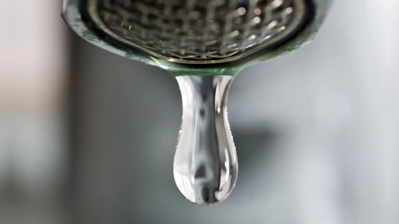 Unbemerkt lief in der Nacht der Keller des Einfamilienhauses mit Wasser voll. (Symbolbild) (Foto: Patrick Pleul/dpa-Zentralbild/dpa)