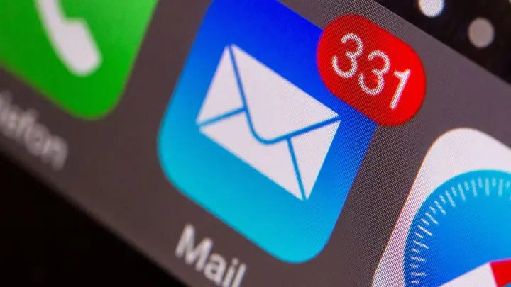 Zu viele E-Mails, die im Job auf Sie warten? Dann kann es sinnvoll sein, Wichtiges von weniger Dringendem zu trennen - und zwar mit Hilfe einzelner Unterordner. (Foto: Andrea Warnecke/dpa-tmn)