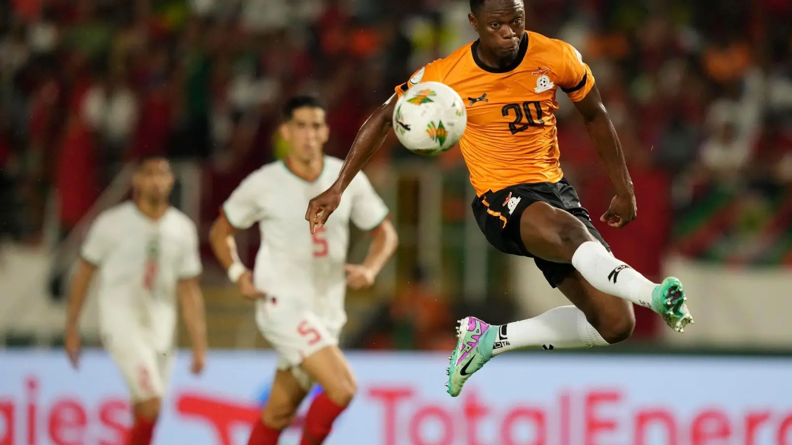 Neuer HSV-Stürmer: Patson Daka aus Sambia (rechts) (Archivbild) (Foto: Sunday Alamba/AP)