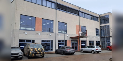 Das Erdgeschoss des Gebäudes Welserstraße 17/19 steht seit Jahren leer. Jetzt will hier das Rofu Kinderland einziehen. (Archivbild: Florian Schwab)