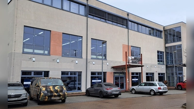 Das Erdgeschoss des Gebäudes Welserstraße 17/19 steht seit Jahren leer. Jetzt will hier das Rofu Kinderland einziehen. (Archivbild: Florian Schwab)