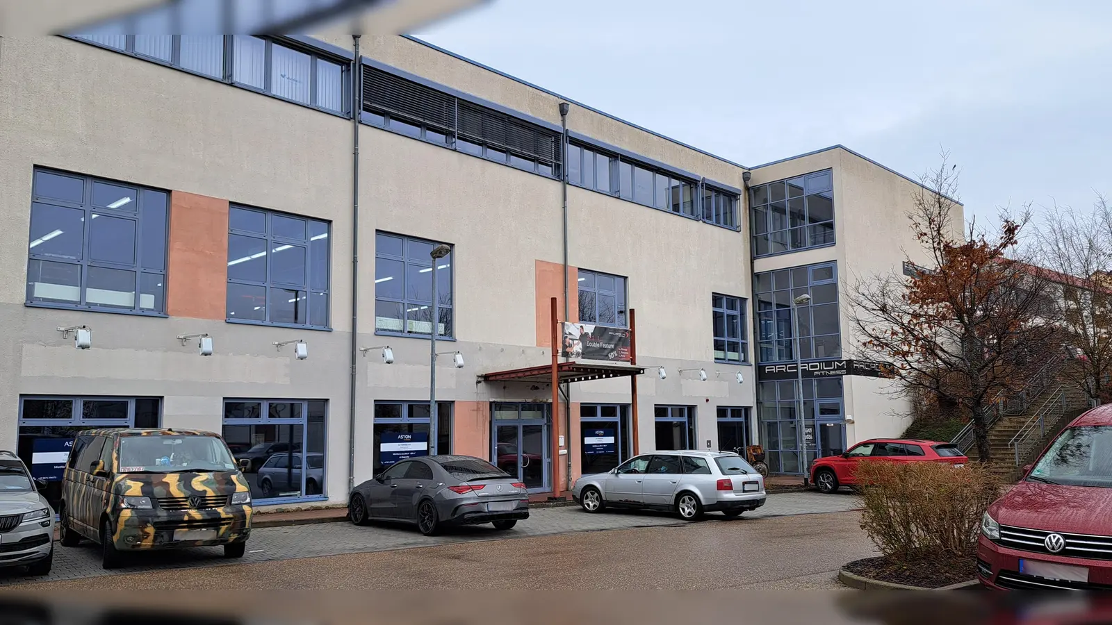 Im Gebäudekomplex Draisstraße 2 und Welserstraße 17/19 betrieben zwei Unternehmer bis Ende 2023 ein Fitnessstudio. Weil sie von einer Nutzungsuntersagung bedroht waren, minderten sie ihre Miete. (Foto: Florian Schwab)