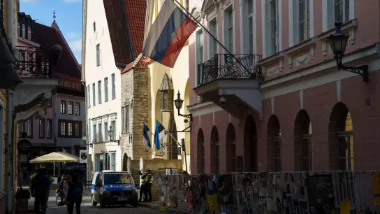 Die der ussischen Botschaft in Tallinn. (Foto: Pavel Golovkin/AP/dpa)
