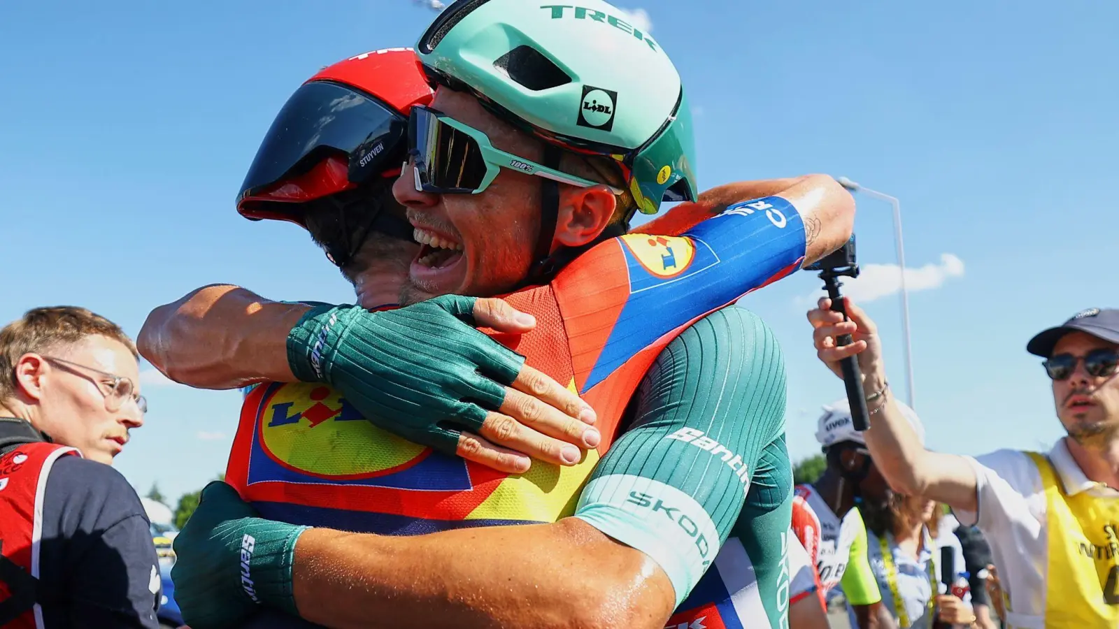 Milan bejubelt den Tagessieg. (Foto: Sarah Meyssonnier/Pool Reuters/AP/dpa)