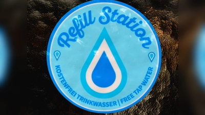 Hier gibt’s kostenfreies Trinkwasser: So sieht der „Refill“-Aufkleber aus. (Foto: Jim Albright)