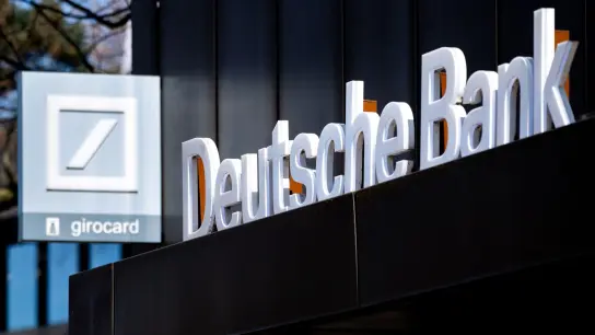 Die Deutsche Bank kündigt ein Ende der Negativzinsen auf Giro- oder Tagesgeldkonten von Privatkunden an. (Foto: Hauke-Christian Dittrich/dpa)