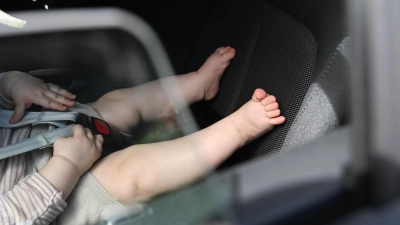 Nein, Fenster einen Spalt weit öffnen reicht nicht: Hitze kann für kleine Kinder im Auto lebensgefährlich sein.  (Foto: Bernd Weißbrod/dpa)