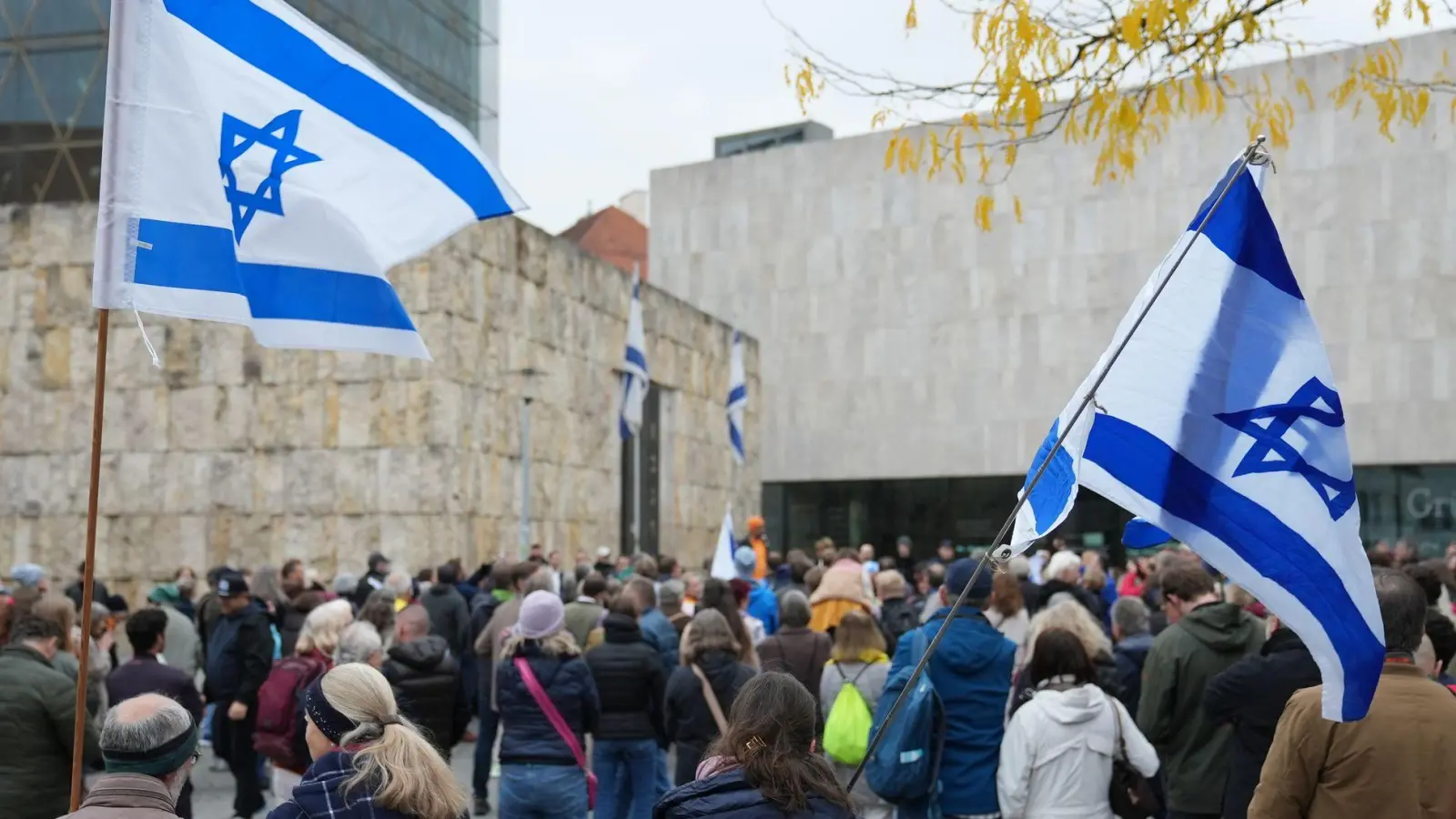 Hunderte Menschen feiern die Freilassung der Geiseln. (Foto: Ehsan Monajati/dpa)