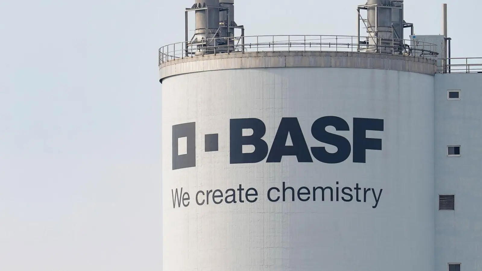 Ein Turm mit der Aufschrift „BASF“ steht auf dem Werksgelände des Chemiekonzerns in Ludwigshafen. (Foto: Uwe Anspach/dpa)