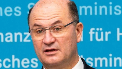 Bayerns Finanzminister Albert Füracker (CSU) hat es nicht leicht: Er muss im laufenden Jahr ebenso wie 2027 mit rückläufigen Steuereinnahmen rechnen – zumindest im Vergleich zu den bisherigen Prognosen. (Foto: Daniel Vogl/dpa)