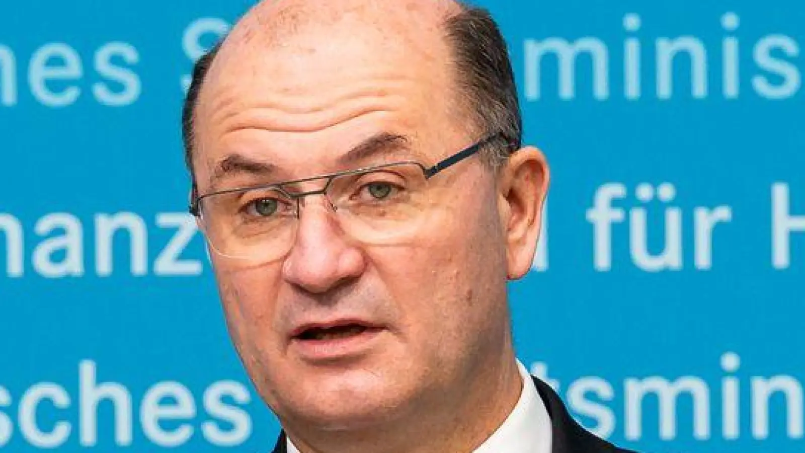 Bayerns Finanzminister Albert Füracker (CSU) hat es nicht leicht: Er muss im laufenden Jahr ebenso wie 2027 mit rückläufigen Steuereinnahmen rechnen – zumindest im Vergleich zu den bisherigen Prognosen. (Foto: Daniel Vogl/dpa)