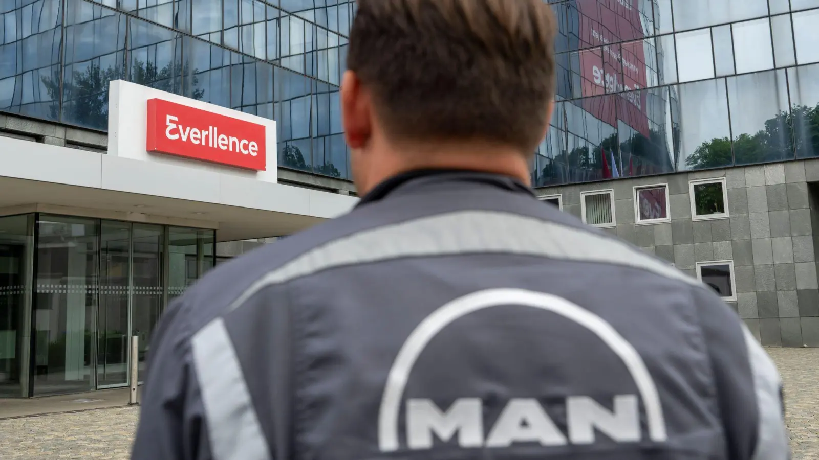 Mitarbeiter haben auf ihren Overalls noch das alte Logo von MAN, aber das Augsburger Traditionsunternehmen heißt nun Everllence. (Foto: Stefan Puchner/dpa)