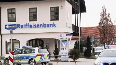 Einsatzkräfte der Polizei stehen nach einem Überfall auf einen Geldtransporter in der Nähe einer Bank . (Foto: Josef Reisner/dpa)