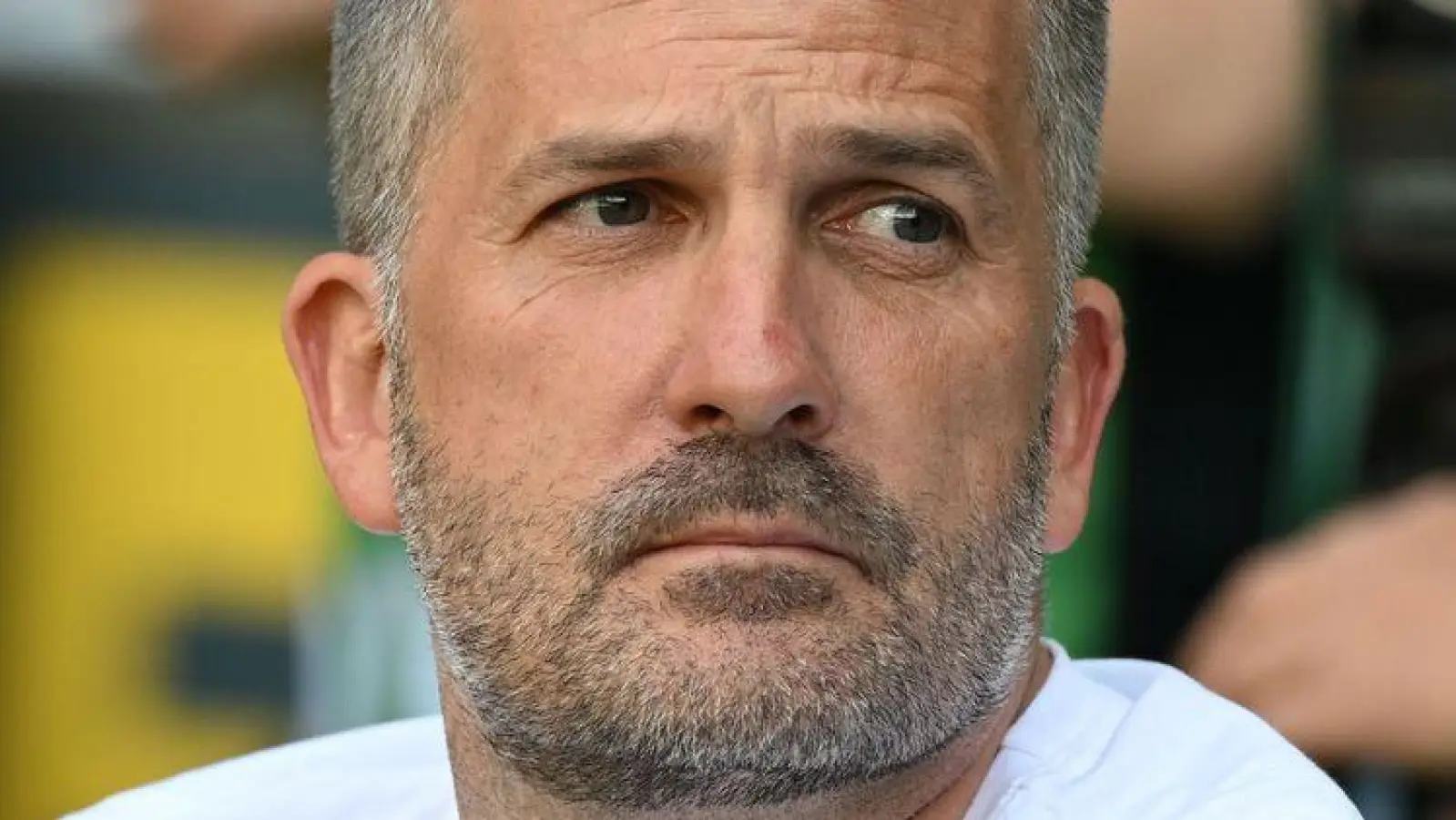 Darf mit Augsburg sogar noch von Europa träumen: Trainer Manuel Baum. (Archivbild) (Foto: Carmen Jaspersen/dpa)