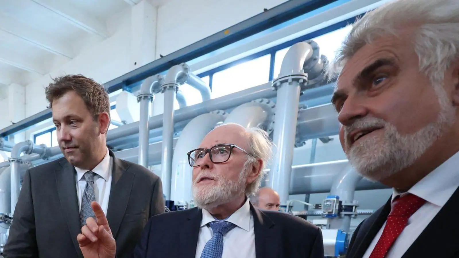 Finanzminister Lars Klingbeil übergab in Halle (Sachsen-Anhalt) den Förderbescheid für ein Wasserwerk. (Foto: Jan Woitas/dpa)