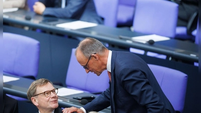 Außenkanzler und Außenminister: Friedrich Merz und Johann Wadephul (beide CDU) während der Generaldebatte zum Haushalt im Bundestag. (Foto: Carsten Koall/dpa)